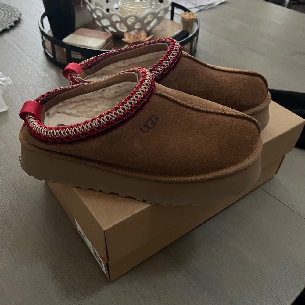 UGG TAZZ SLIPPERS SIZSE 8
